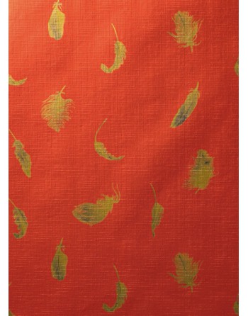 A IMC PAPEL DE REGALO EN BOBINA DE 100 MTS EN PAPEL GOFRADO CON TEXTURA DISE?O PLUMAS ROJO 84-70270100-1